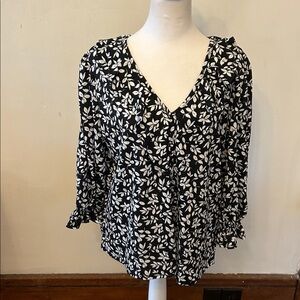 Bobeau black white floral V neck long sleeve blouse Size L EUC